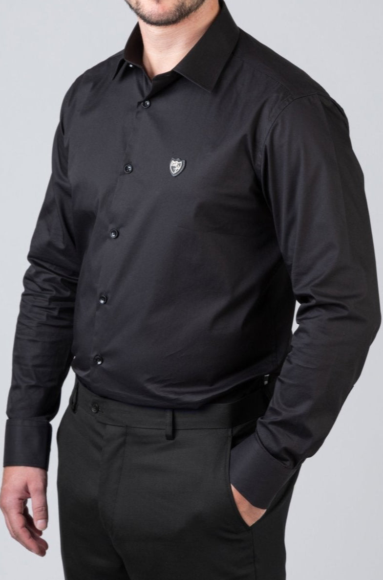 Eleganter Look tiefschwarzes Signature Hemd in kraftvoller Silhouette mit dezentem Luxusdetail.