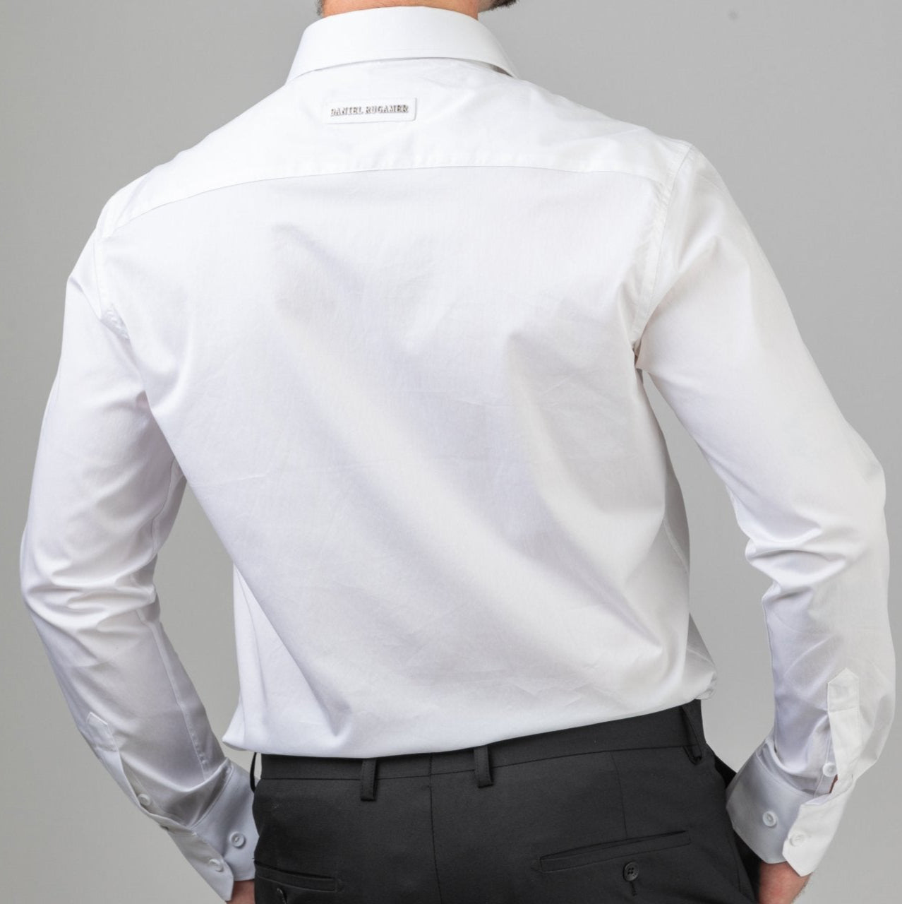 Elegante Rückenansicht des weißen Signature Hemds mit dezent platziertem Metallname auf der Passe.