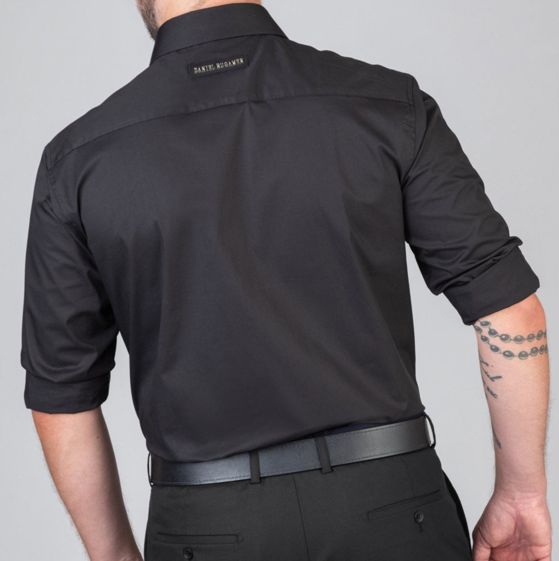 Fein ausgearbeitete Rückansicht des Signature Hemds mit eleganter Nahtführung und Metallname.