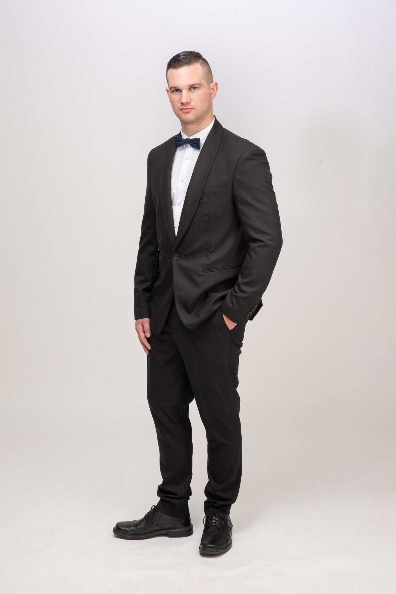 Eleganter Abendanzug in tief Schwarz - Model in vollständiger Frontansicht, stilvoll mit Schalkragen und italienischer Präzision gefertigt.