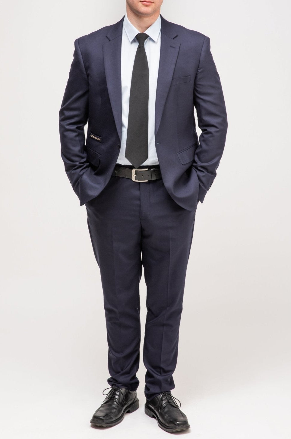 Moderner Slim Fit Anzug in edlem Marineblau - elegante Frontansicht, körperbetont und stilvoll.
