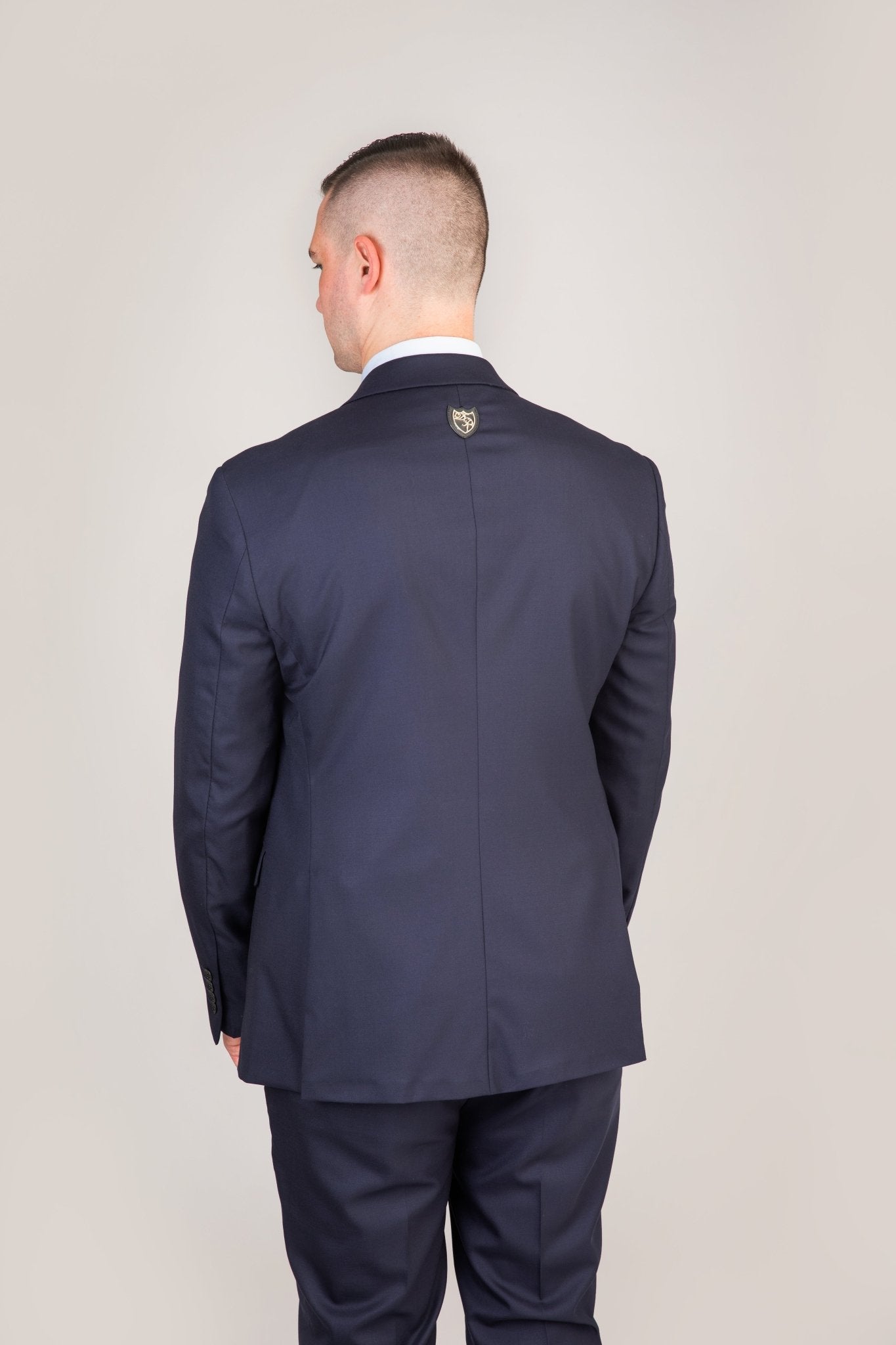Rückenansicht des Signature Anzugs - moderner Slim Fit mit dezenter Linienführung und zwei Rückenschlitzen.