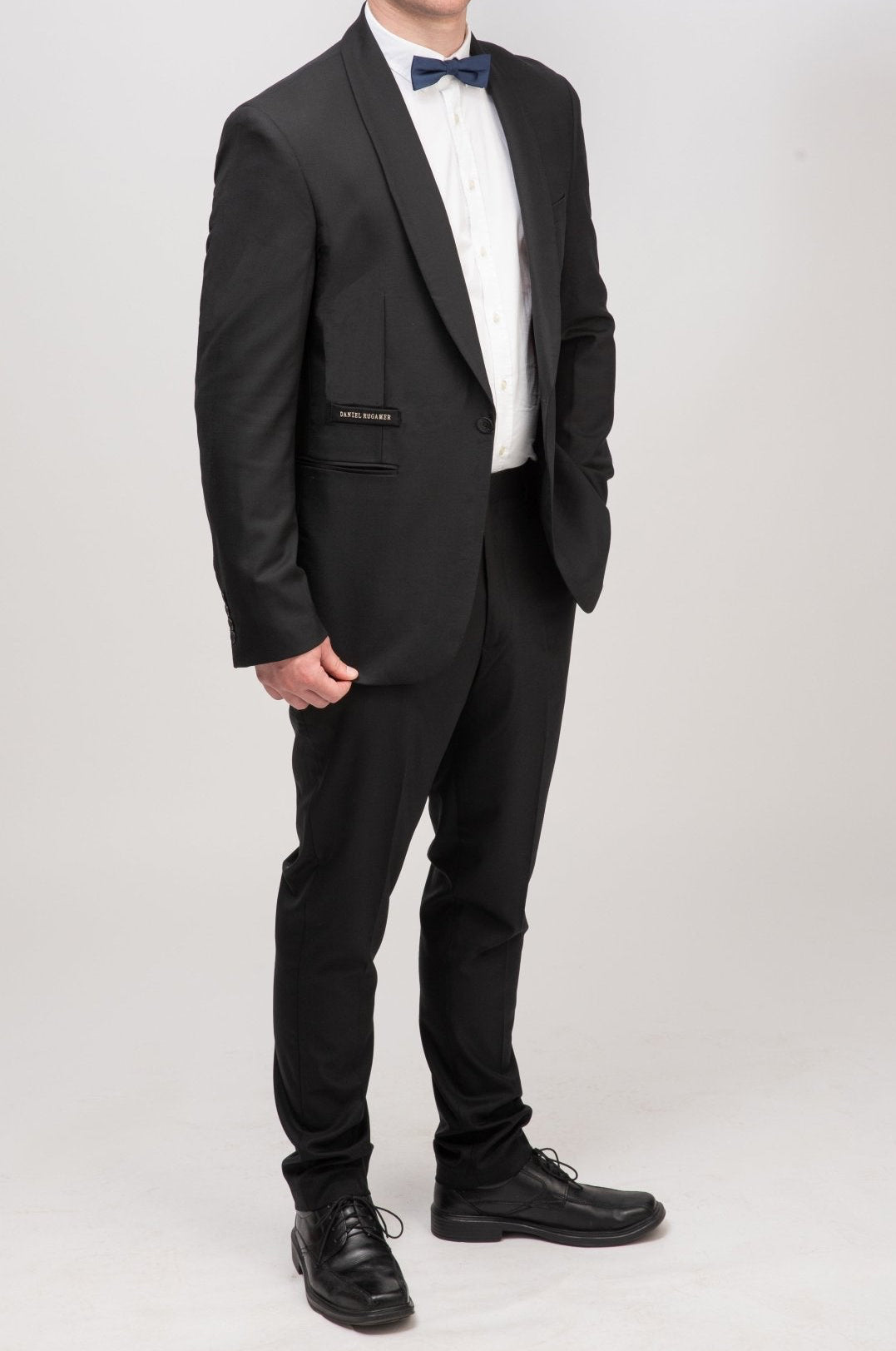 Tiefschwarzer Rundhals Anzug - elegante Frontansicht, modern konturiert mit Smoking Schalkragen.