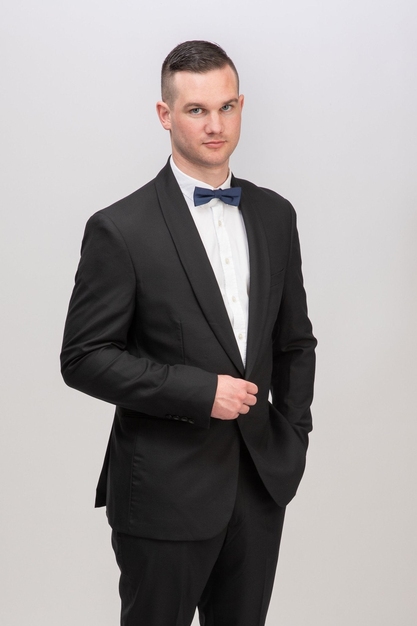 Seitliche Ansicht des tiefschwarzen Signature Anzugs - klare Linie und souveräne Eleganz.