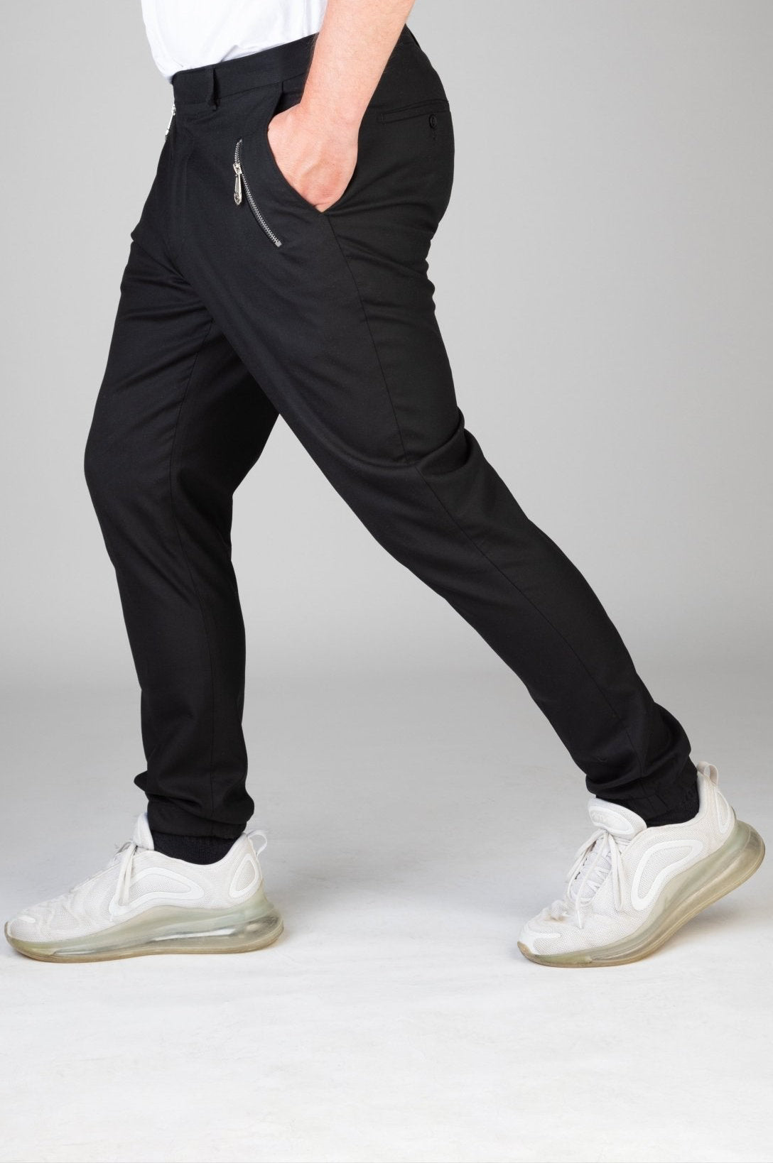 Sportlich interpretierter Signature Anzug in Bewegung - perfekte Balance aus Komfort, Dynamik und stilvoller Ästhetik.