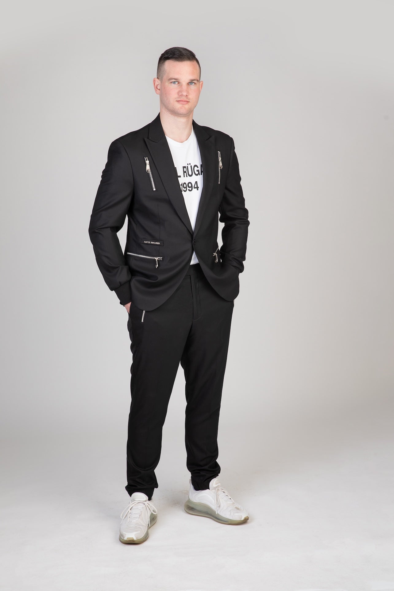 Entspannter Auftritt im sportlich-eleganten Signature Anzug - Hände in den Taschen, verkörpert lässige Souveränität.