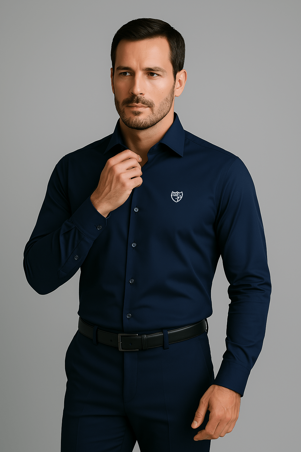 Seitliche Präsentation des marineblauen Signature Hemds - klar definierte Linie, dezente Eleganz und luxuriöse Verarbeitung.