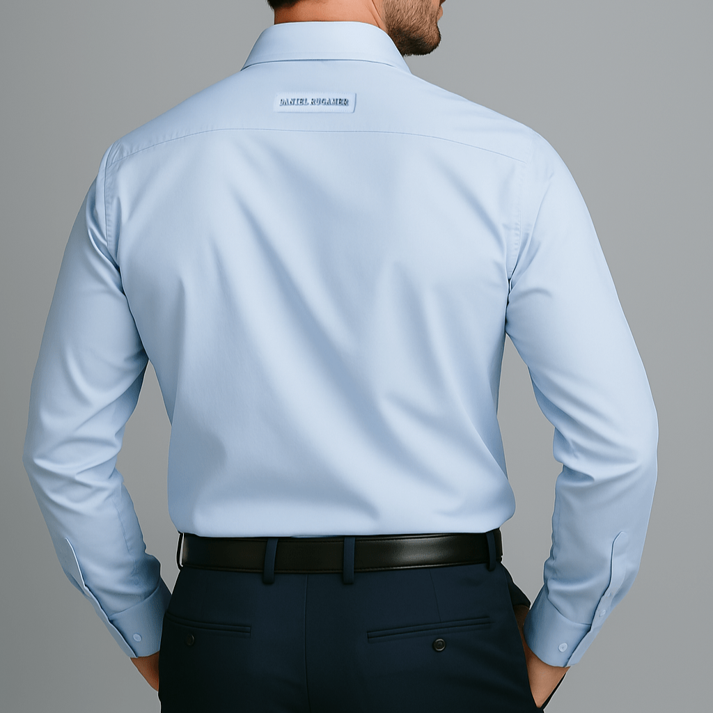 Rückansicht des hellblauen Signature Hemds - dezenter Metallname auf der Passe, Zeichen für italienische Handwerkskunst und moderne Raffinesse.