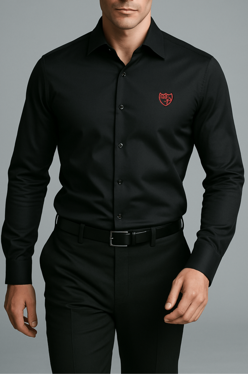 Tiefschwarzes Signature Hemd aus feinster Baumwolle, veredelt durch eine leuchtend rote Wappenstickerei - Ausdruck kraftvoller Eleganz und stilvoller Raffinesse.