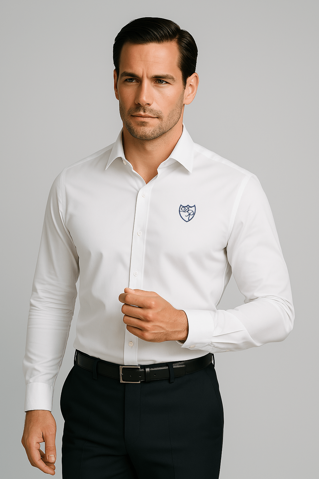 Elegantes weißes Signature Hemd aus luxuriöser Baumwolle mit blauem Wappenlogo - präsentiert in souveräner Pose mit feiner Handgeste, Ausdruck zeitloser Eleganz.