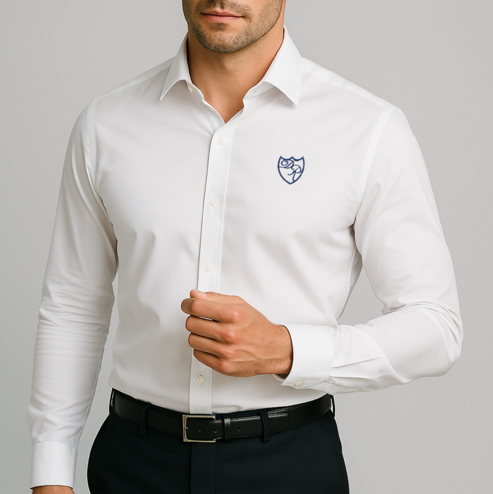 Elegantes weißes Signature Hemd aus luxuriöser Baumwolle mit blauem Wappenlogo - präsentiert in souveräner Pose mit feiner Handgeste, Ausdruck zeitloser Eleganz.