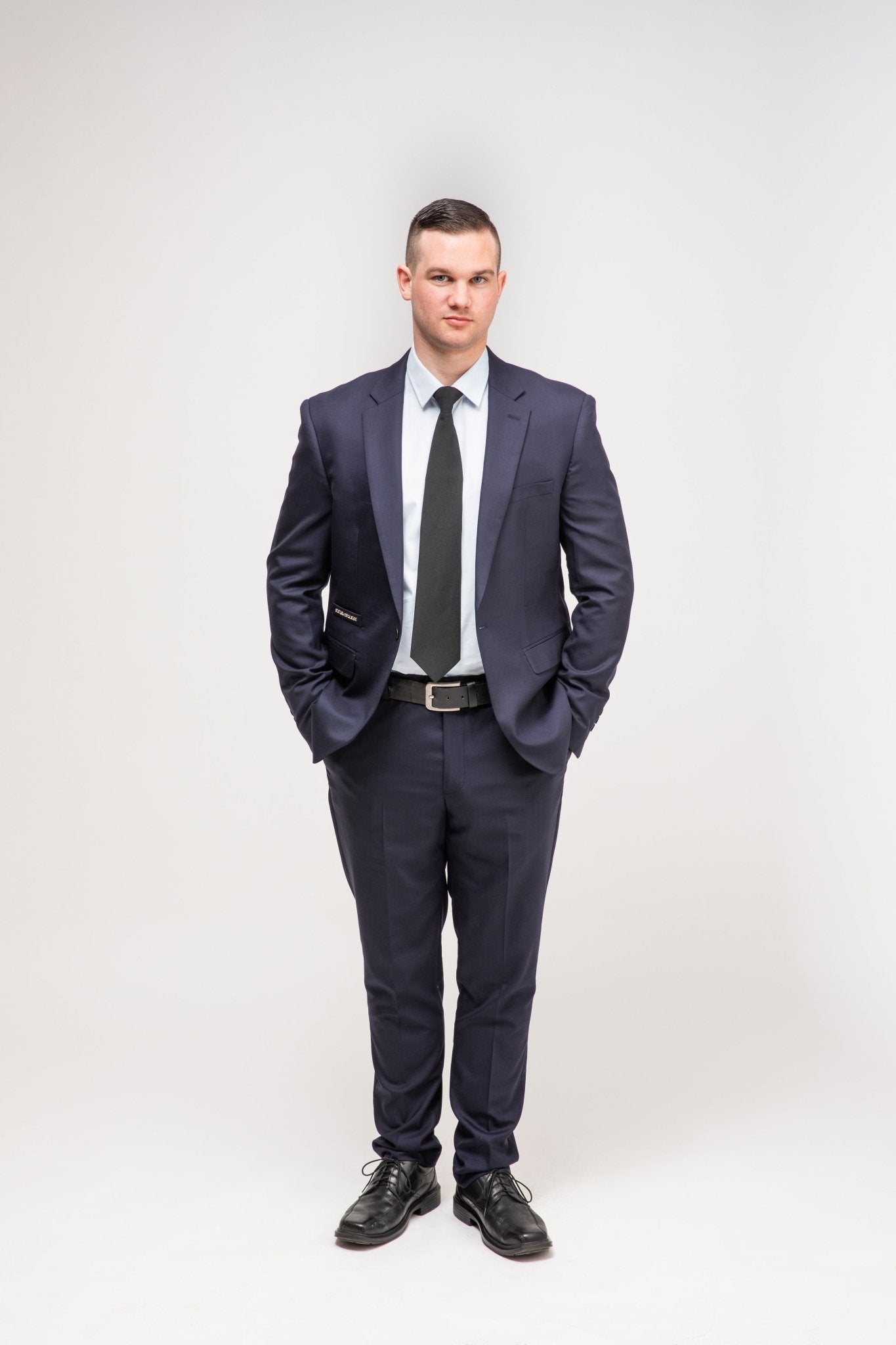 Daniel Rügamer Signature-Anzughose in Marineblau - stilvoll kombiniert mit Sakko und weißem Hemd für einen souveränen Business-Look.