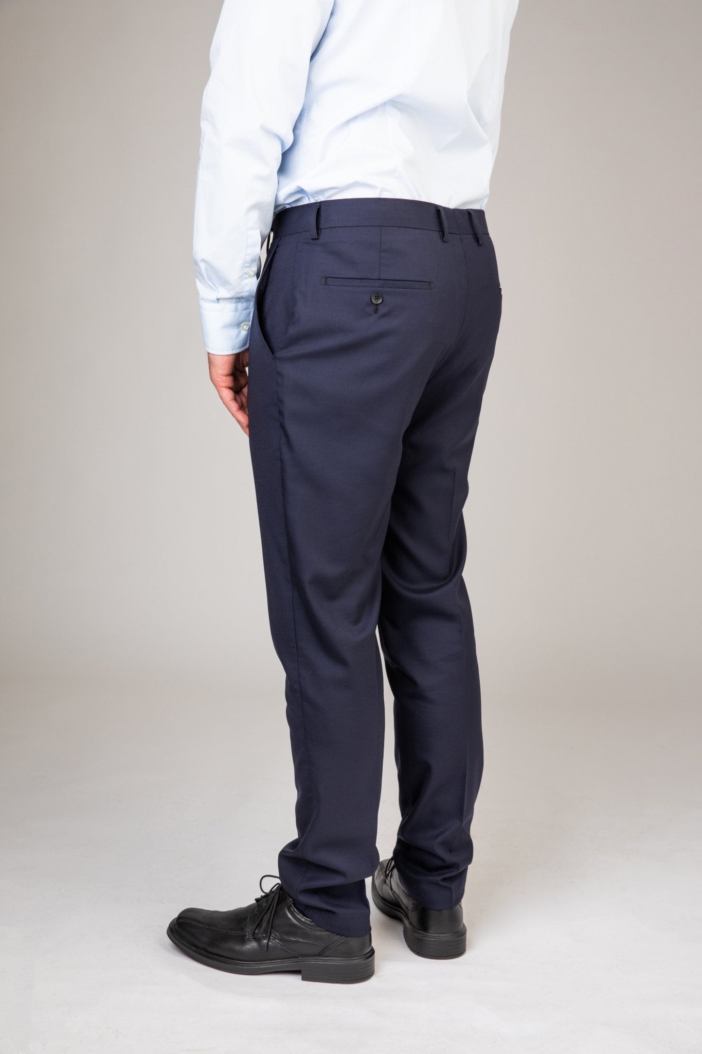 Marineblaue Signature-Hose von Daniel Rügamer - elegante Seitenansicht, klassischer Bund mit feinem Hakenverschluss.