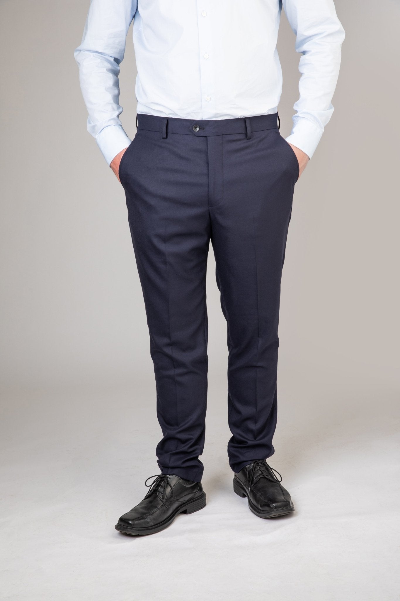 Signature-Hose von Daniel Rügamer in tiefblauem Marineblau - moderner Slim Fit mit klarer Linie und eleganter Raffinesse.