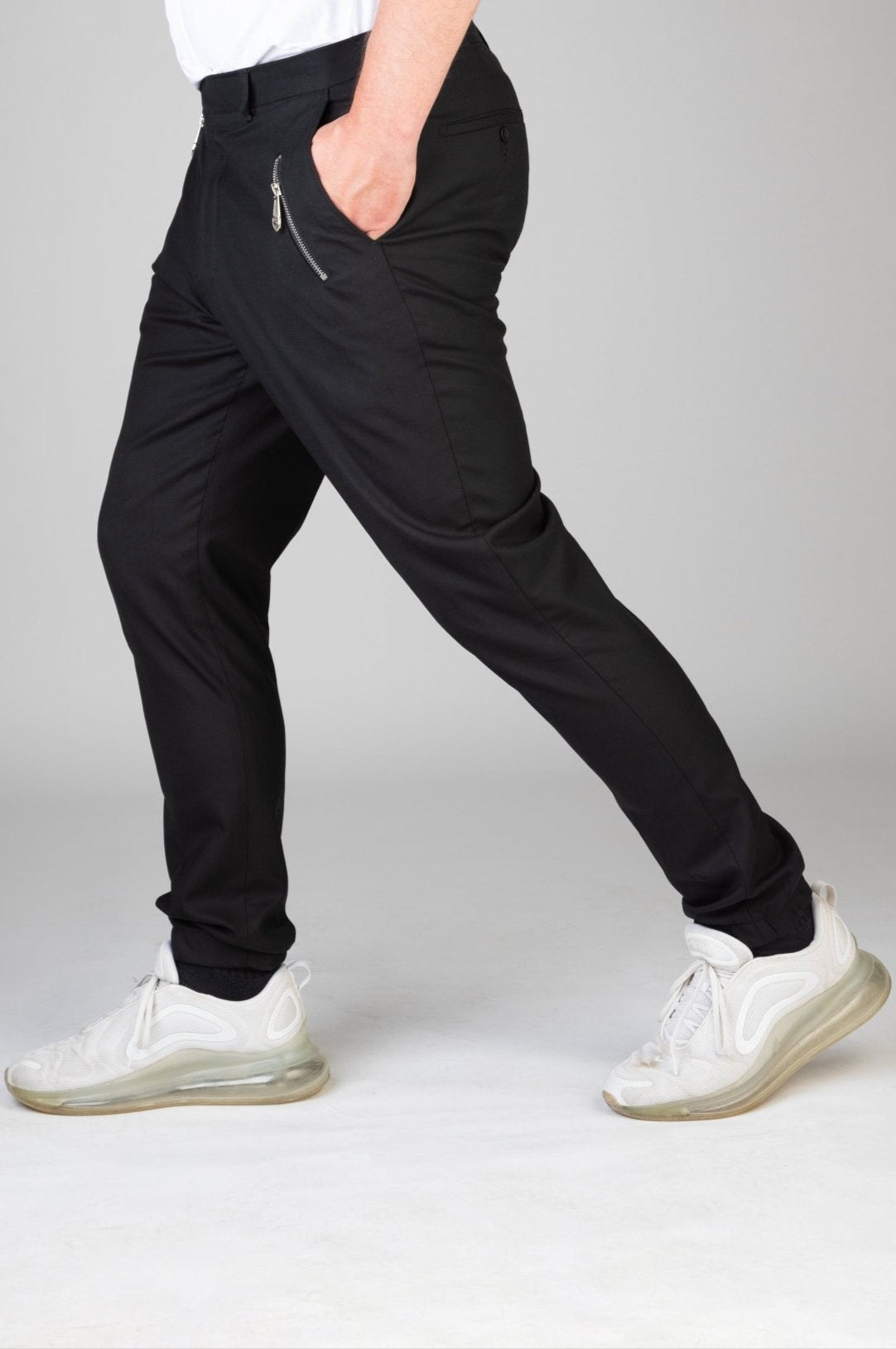 Signature-Joggingshose von Daniel Rügamer - Detailansicht der Beinpartie mit edlem Tunnelzug und Echtmetall-Zippern.