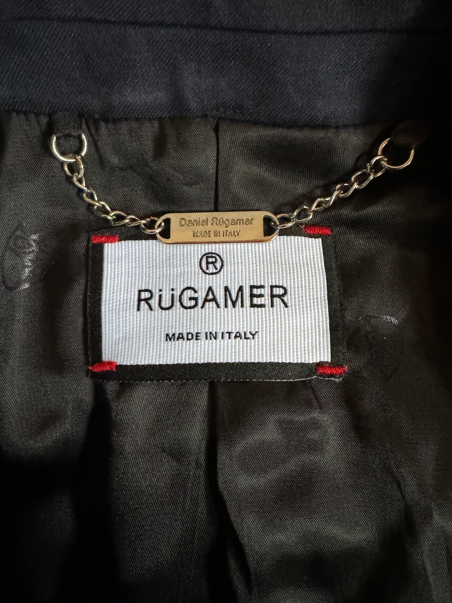 Detailaufnahme des edlen Innenfutters mit Daniel Rügamer Signet - luxuriös verarbeitet