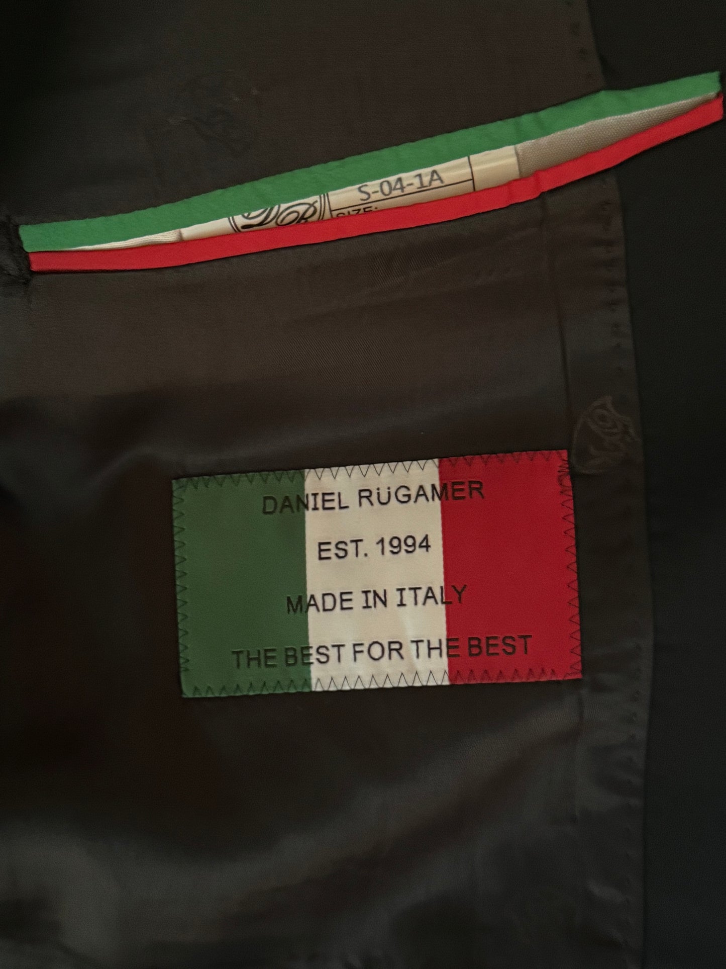 Feines Detail: italienische Flagge im Innenfutter - Symbol für echte italienische Handwerkskunst.