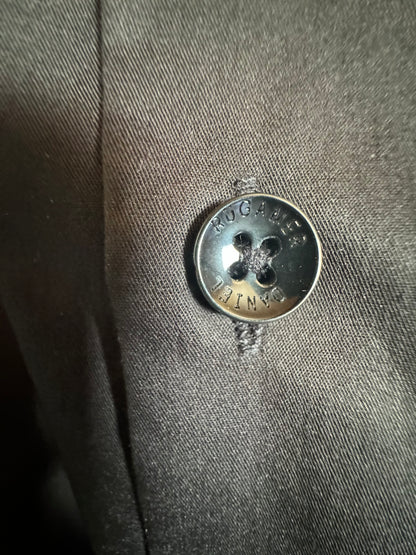 Eleganter schwarzer Knopf mit feiner Struktur - hochwertiges Detail für maskuline Raffinesse.
