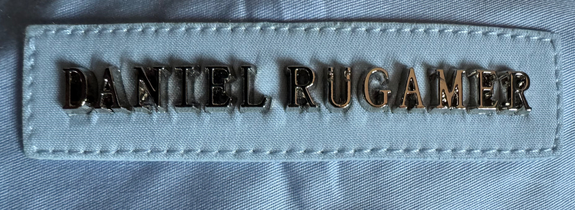 Eleganter Metallname Daniel Rügamer dezent eingearbeitet - stilvolles Erkennungsmerkmal. 