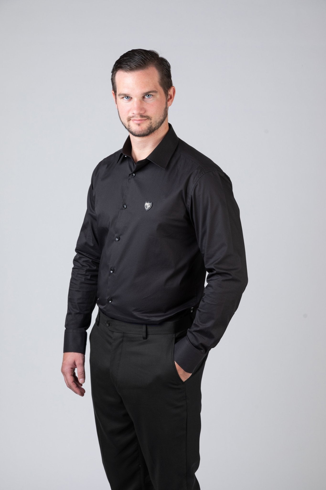 Eleganter Look tiefschwarzes Signature Hemd in kraftvoller Silhouette mit dezentem Luxusdetail.