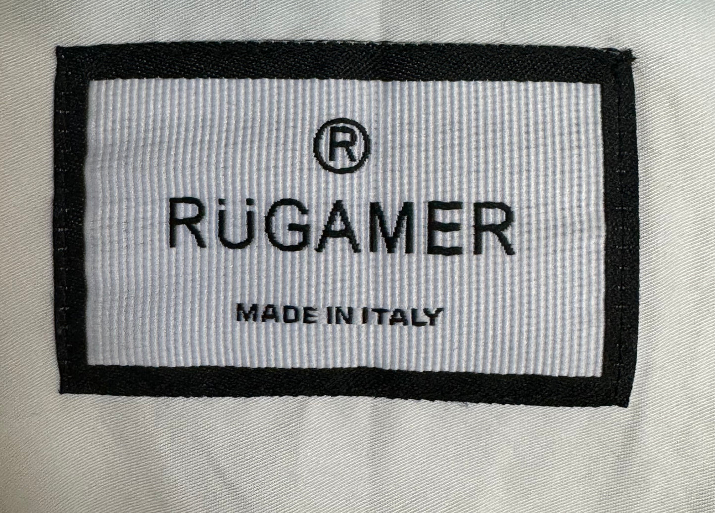 Feines Innenetikett Rügamer - Made in Italy - Sinnbild italienischer Schneiderkunst und Exzellenz.