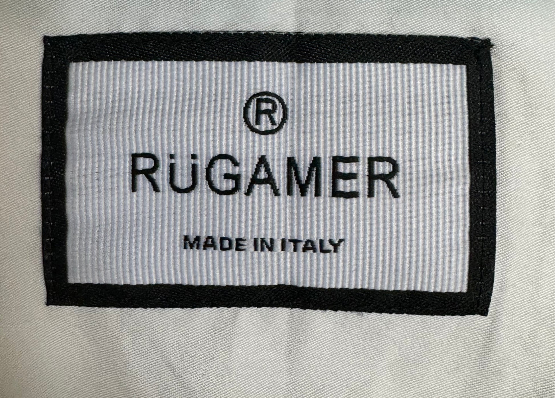 Feines Innenetikett Rügamer - Made in Italy - Sinnbild italienischer Schneiderkunst und Exzellenz.