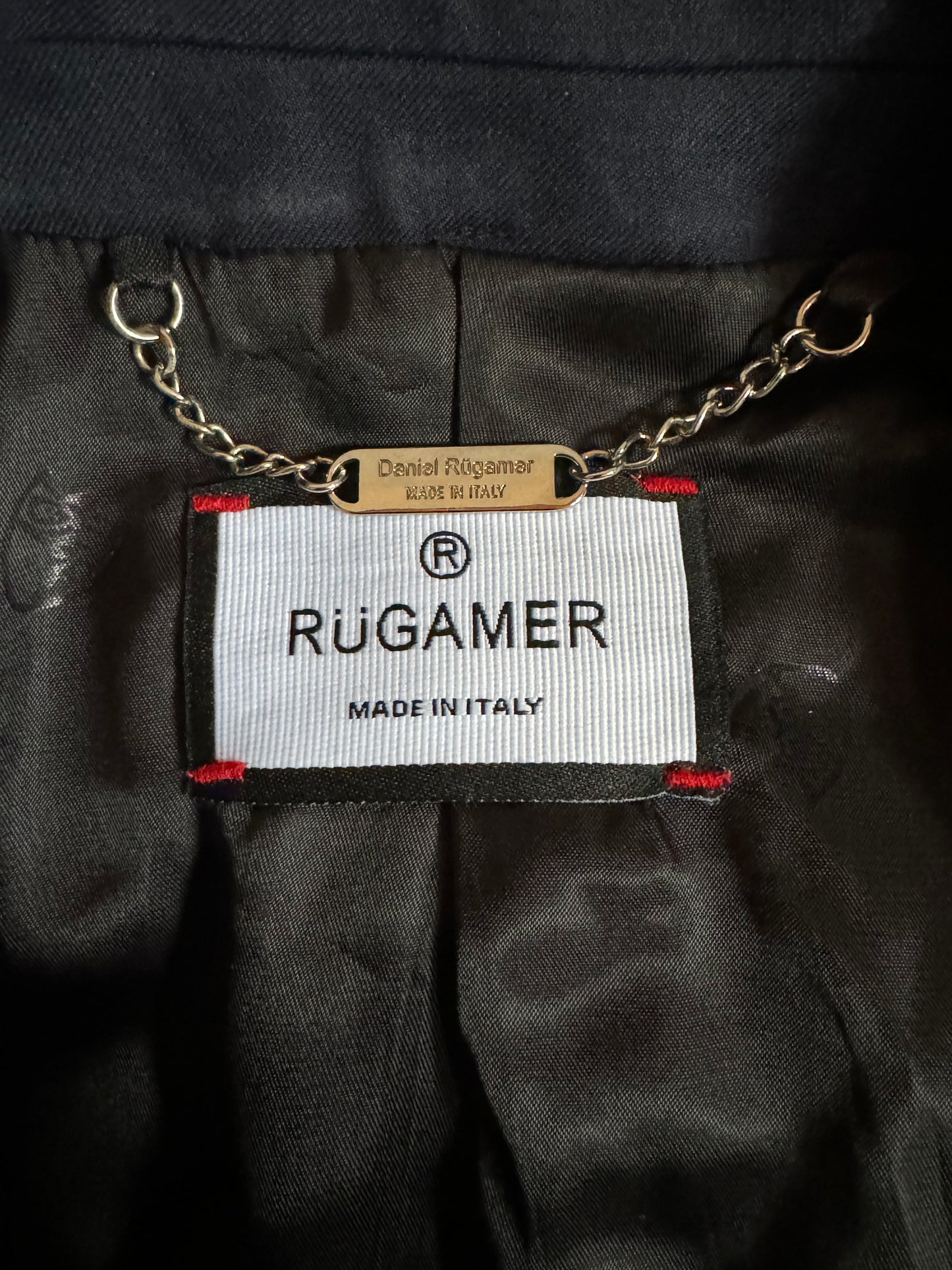 Hochwertiges Innenetikett Rügamer - Made in Italy - Ausdruck italienischer Maßarbeit und Qualität.