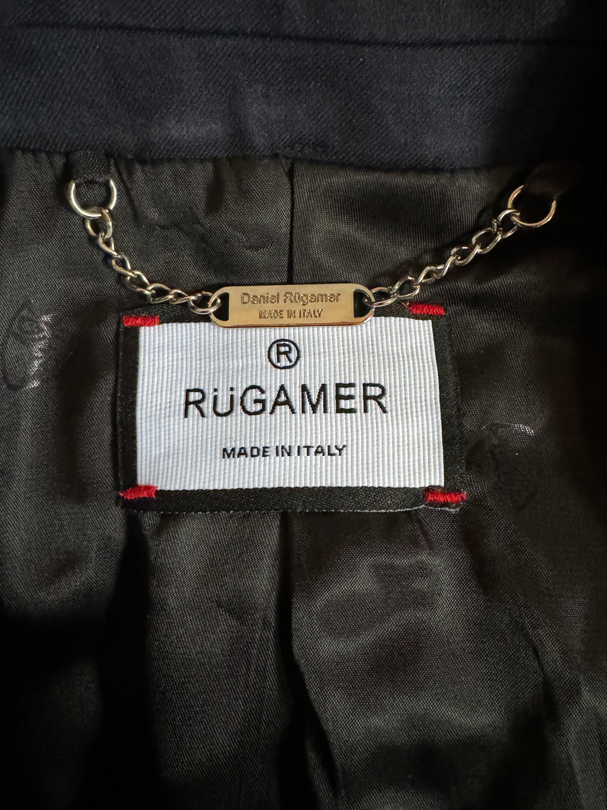 Hochwertiges Innenetikett Rügamer - Made in Italy - Ausdruck italienischer Maßarbeit und Qualität.