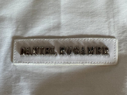 Dezenter Metallname auf der Passe des Signature Hemds - verkörpert Understatement und Stilbewusstsein.