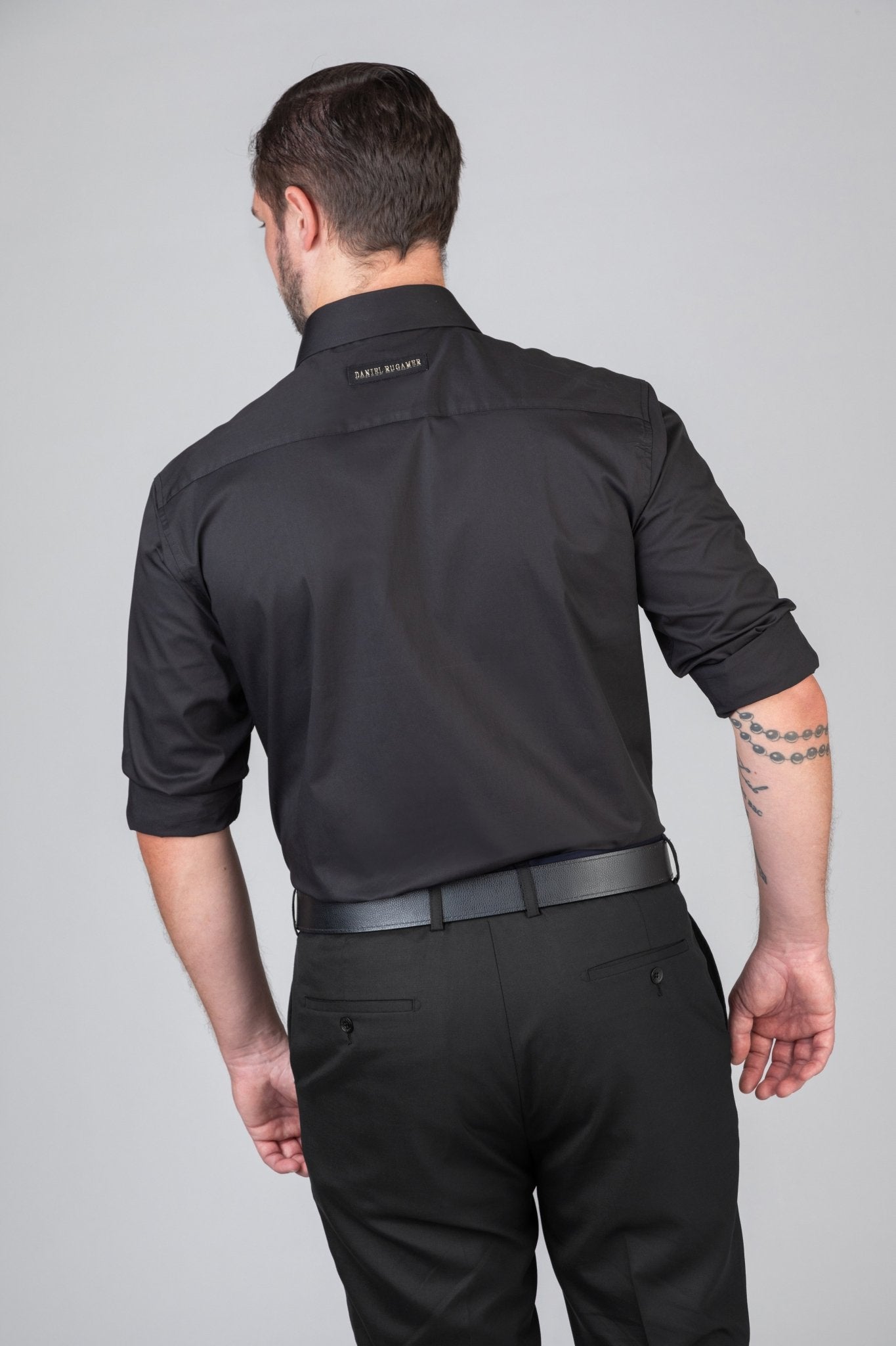 Fein ausgearbeitete Rückansicht des Signature Hemds mit eleganter Nahtführung und Metallname.
