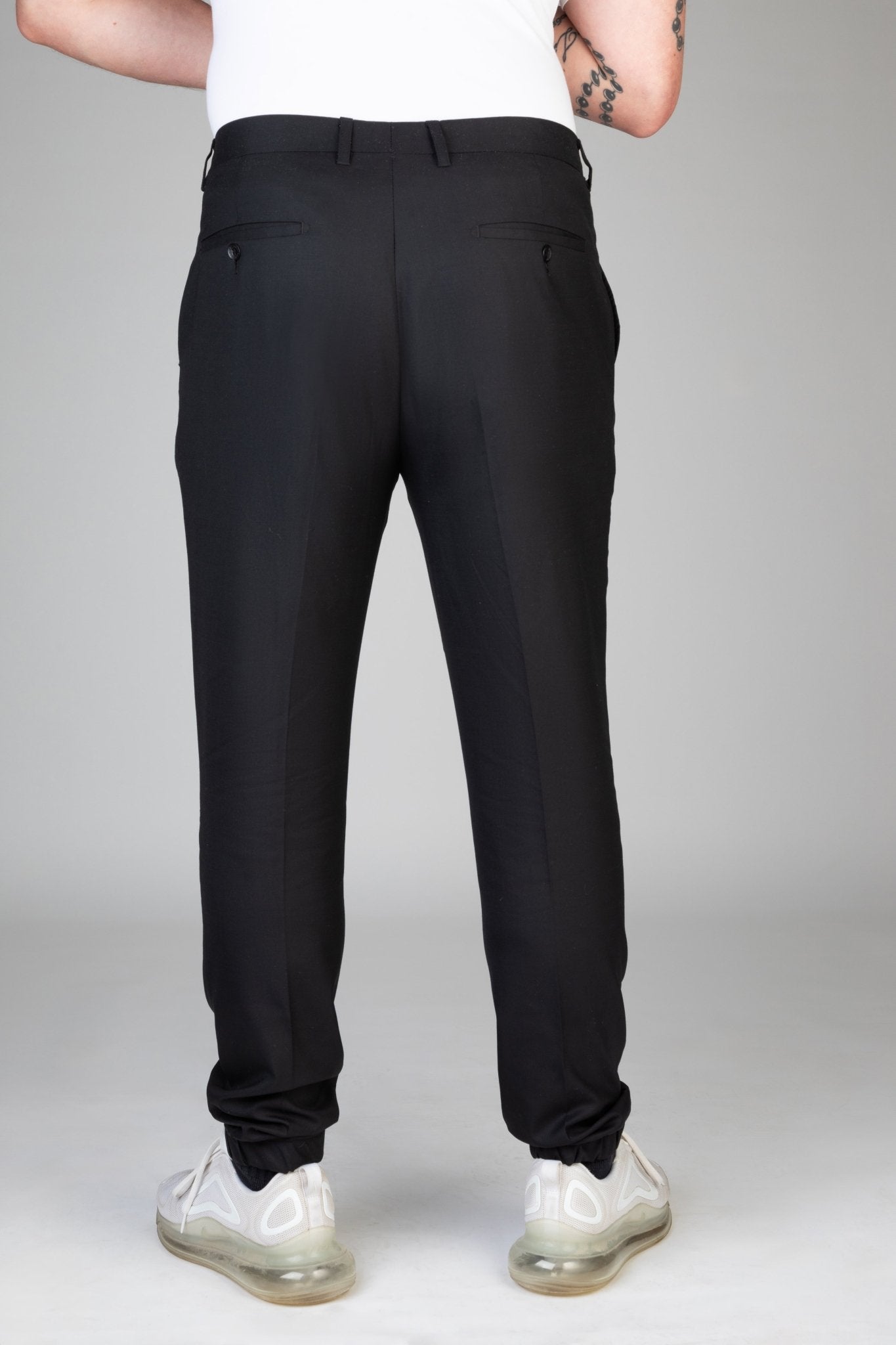 Sportliche Hose in Slim Fit aus luxuriösem Stoff - komfortabel und stilvoll präsentiert.