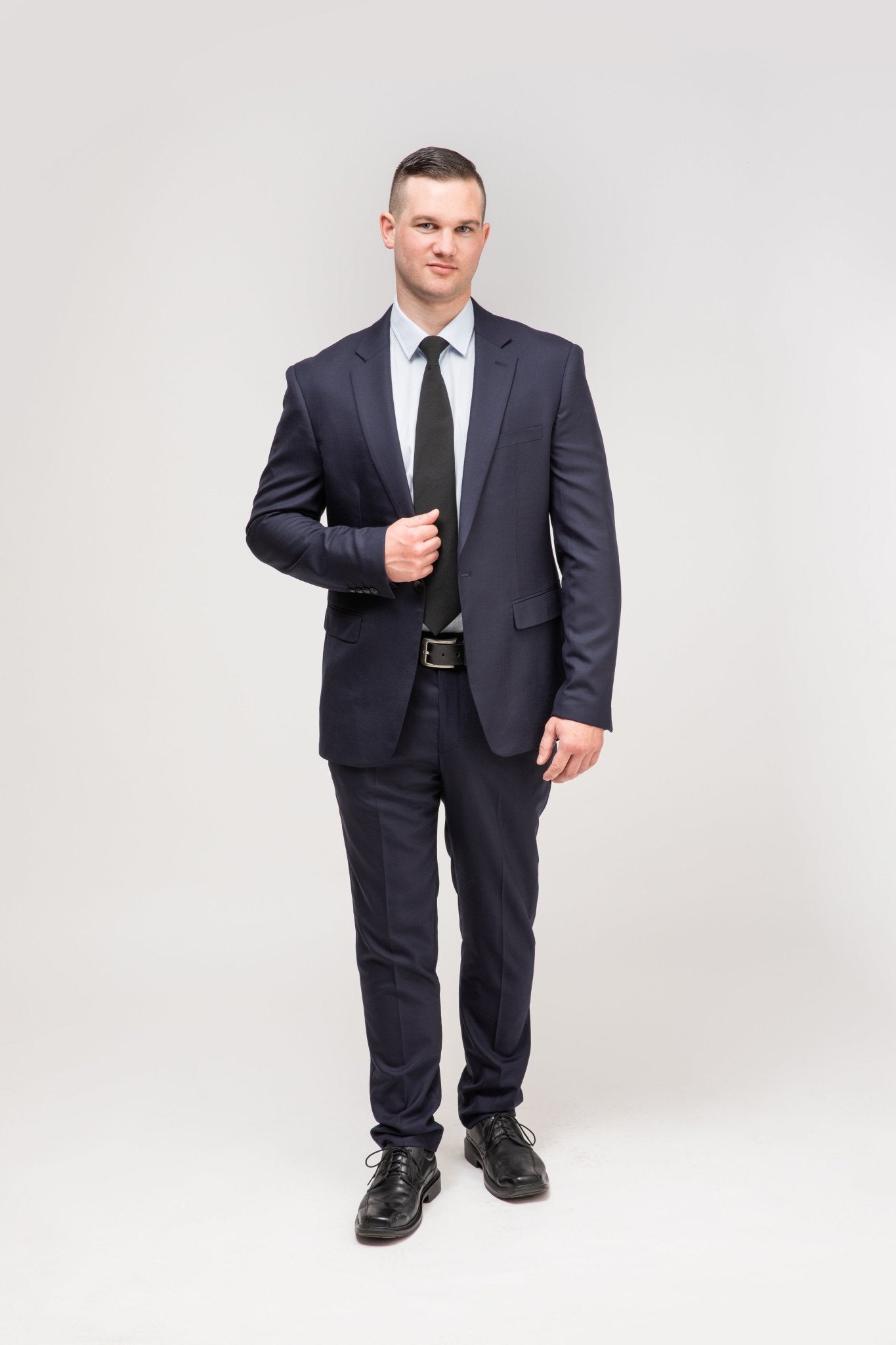 Eleganter Signature Anzug in tiefem Marineblau - vollständige Frpntansicht, präzise geschnitten und stilvoll in Szene gesetzt.