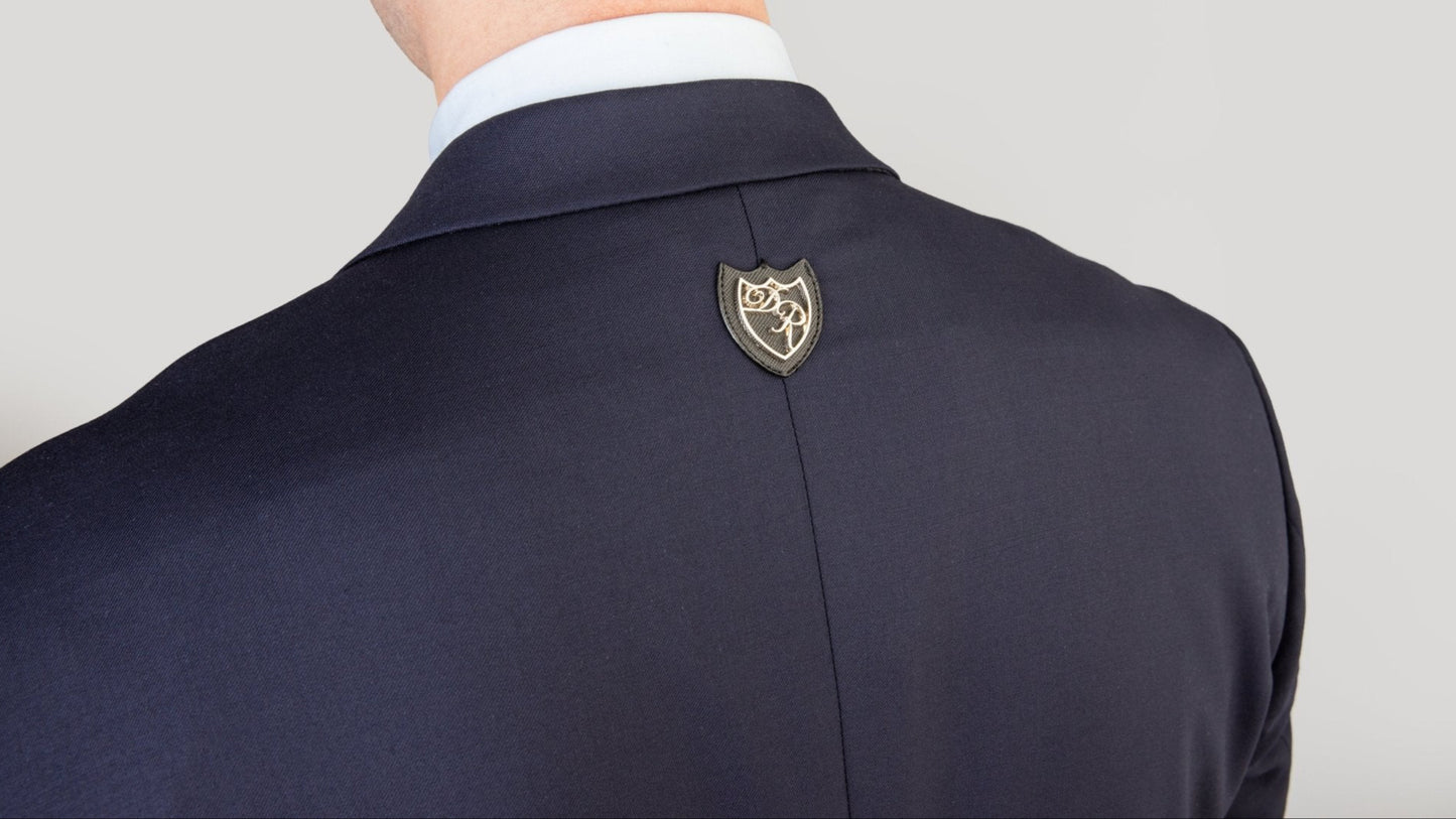 Rückenansicht des Signature Anzugs -  moderner Slim Fit mit dezenter Linienführung und zwei Rückenschlitzen.