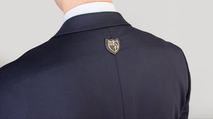 Rückenansicht des Signature Anzugs -  moderner Slim Fit mit dezenter Linienführung und zwei Rückenschlitzen.