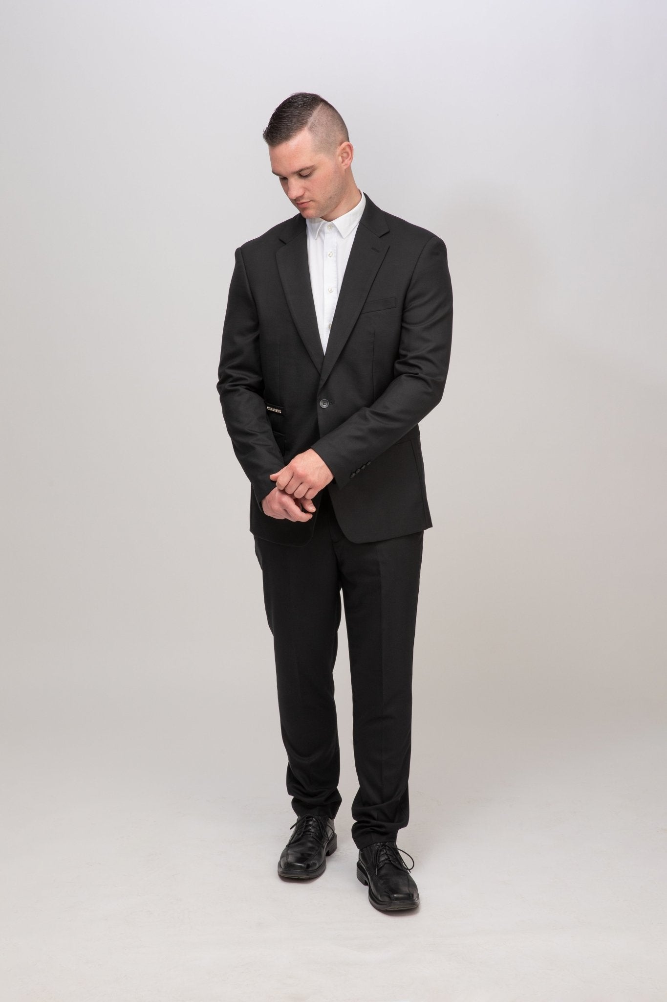 Sportlich-eleganter Look mit tiefschwarzen Signature Anzug.