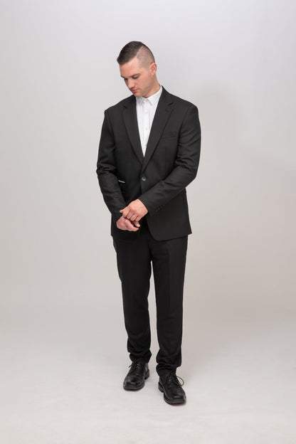 Sportlich-eleganter Look mit tiefschwarzen Signature Anzug.