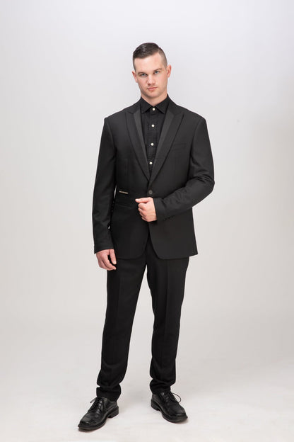 Eleganter schwarzer Signature Anzug mit markantem Spitzkragen - perfekt inszeniert, Ausdruck maskuliner Autorität und zeitloser italienischer Schneiderkunst.