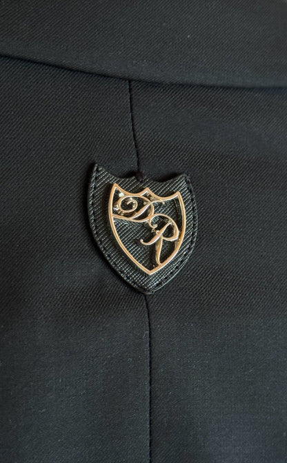 Rückansicht des schwarzen Signature Anzugs - doppelte Rückenschlitze und dezentes Metalllogo zeugen von meisterhafter Detailarbeit.