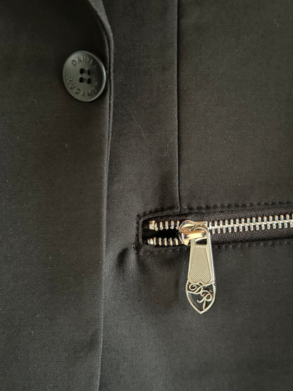 Feines Reißverschlussdetail am sportlichen Signature Anzug - innovative Designnote, die Komfort und Luxus vereint.