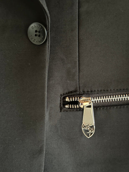 Feines Reißverschlussdetail am sportlichen Signature Anzug - innovative Designnote, die Komfort und Luxus vereint.