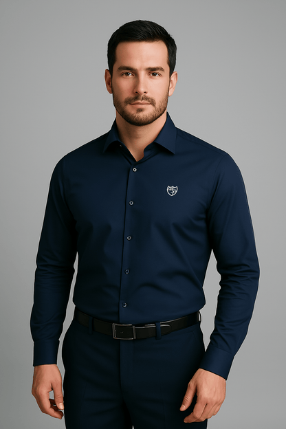 Marineblaues Signature Hemd aus edler Baumwolle mit fein gesticktem weißem Wappenlogo - Ausdruck stilvoller Souveränität und italienischer Handwerkskunst.