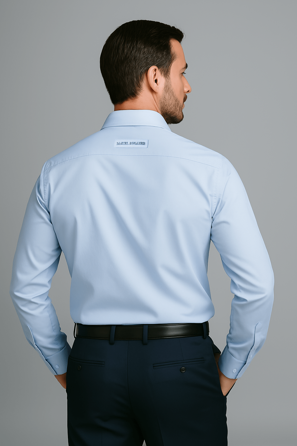Rückansicht des hellblauen Signature Hemds - dezenter Metallname auf der Passe, Zeichen für italienische Handwerkskunst und moderne Raffinesse.