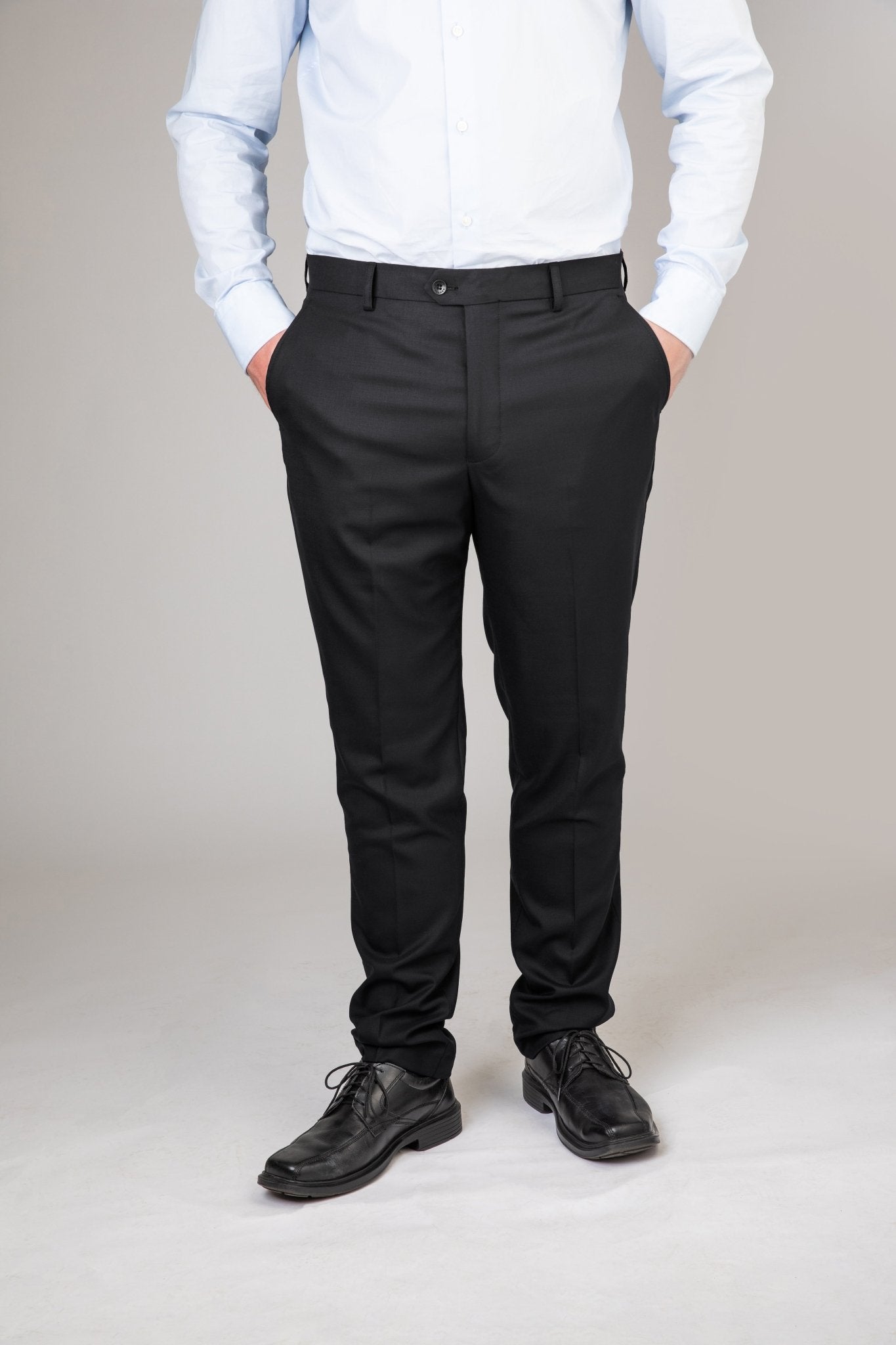 Signature-Hose von Daniel Rügamer in Tiefschwarz - eleganter Slim Fit, schmal zulaufendes Bein, italienische Maßarbeit.