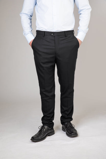 Signature-Hose von Daniel Rügamer in Tiefschwarz - eleganter Slim Fit, schmal zulaufendes Bein, italienische Maßarbeit.