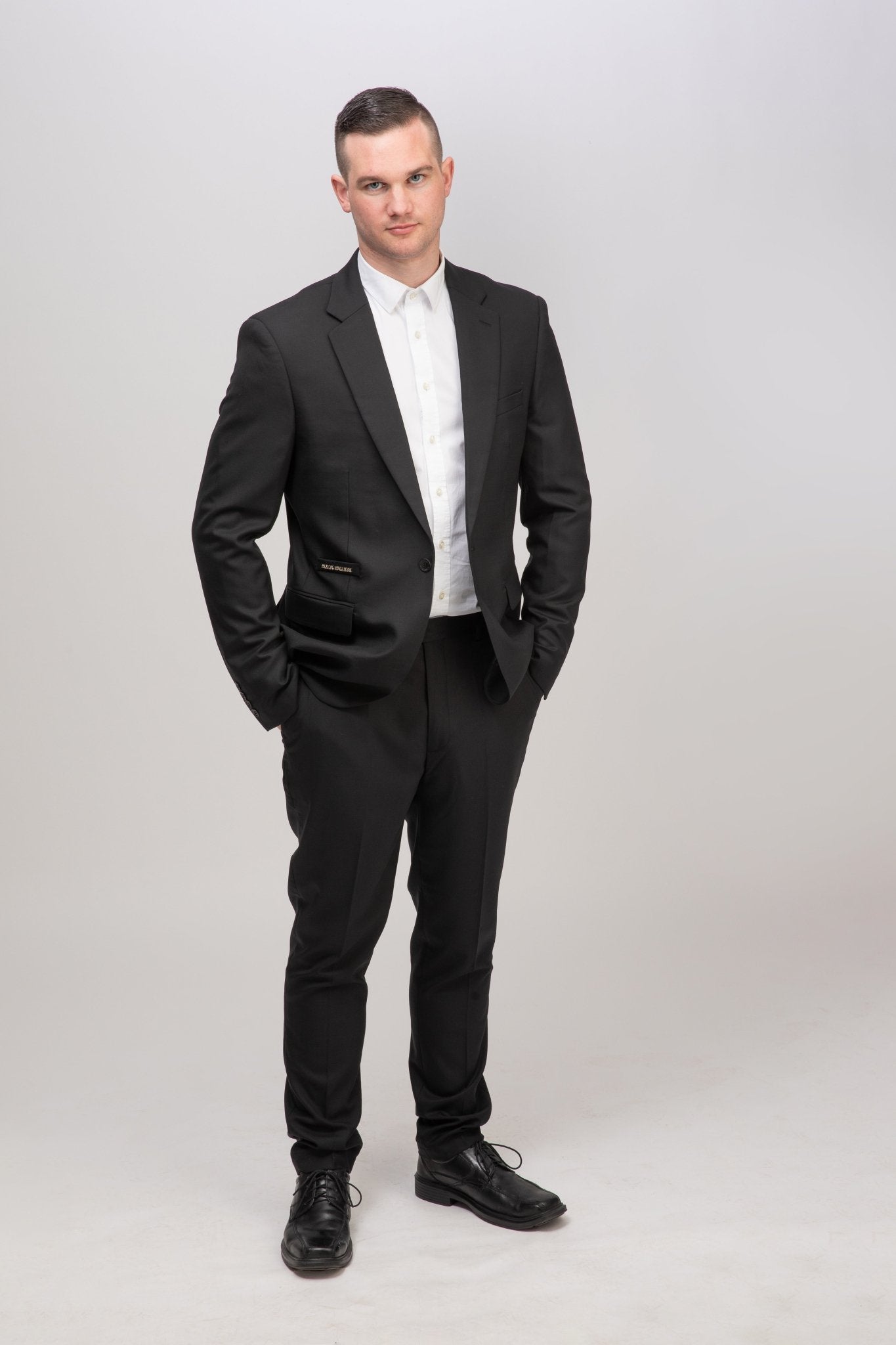 Lässiger Business-Look mit Signature-Hose von Daniel Rügamer - modernes Slim Fit Design, elegant und vielseitig tragbar.