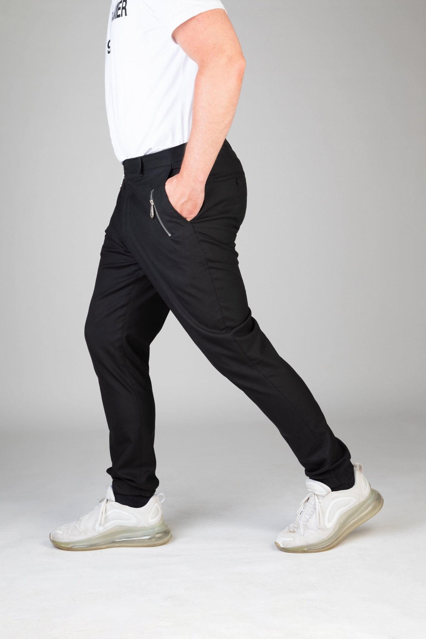 Signature-Joggingshose von Daniel Rügamer - Detailansicht der Beinpartie mit edlem Tunnelzug und Echtmetall-Zippern.