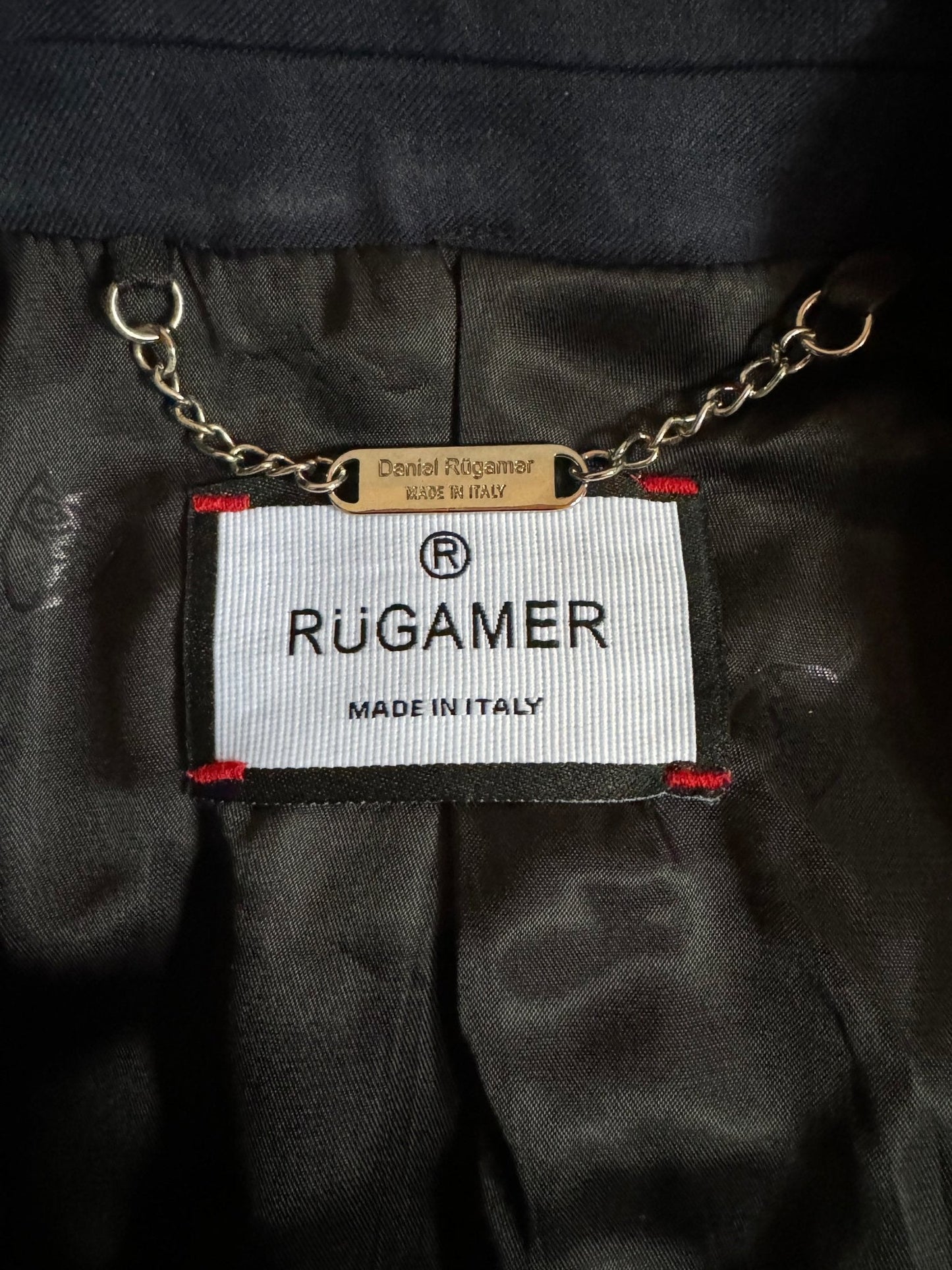 Detailaufnahme des edlen Innenfutters mit Daniel Rügamer Signet - luxuriös verarbeitet
